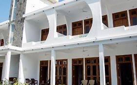 Bay Dreams Beach Hotel & Surf Camp