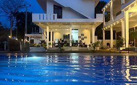 Bay Dreams Beach Hotel & Surf Camp